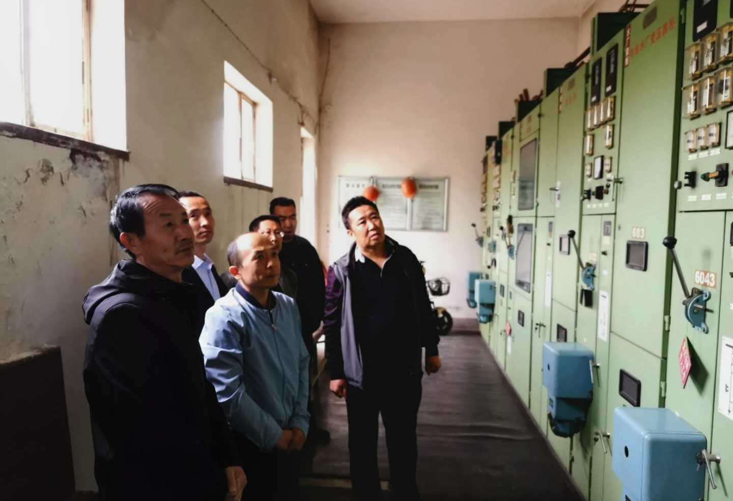 公司總經(jīng)理王建人在供水、污水生產(chǎn)一線(xiàn)開(kāi)展...